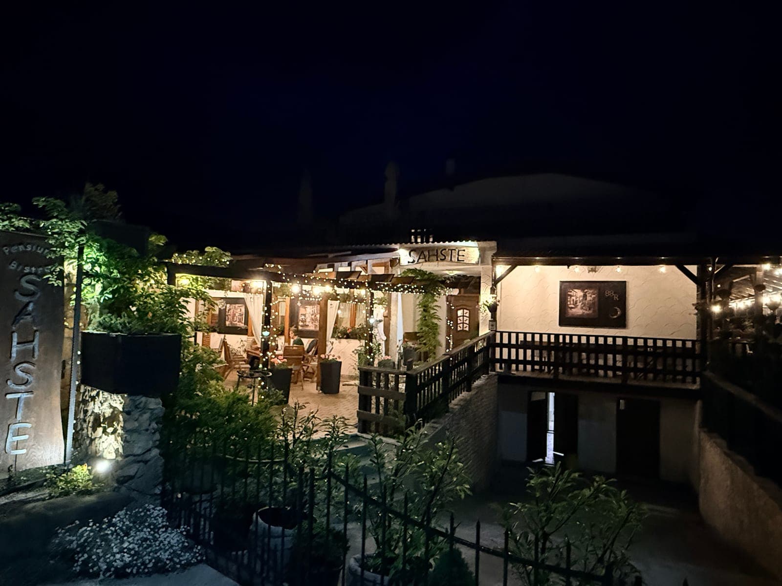 La casa Sahste di sera con la terrazza illuminata