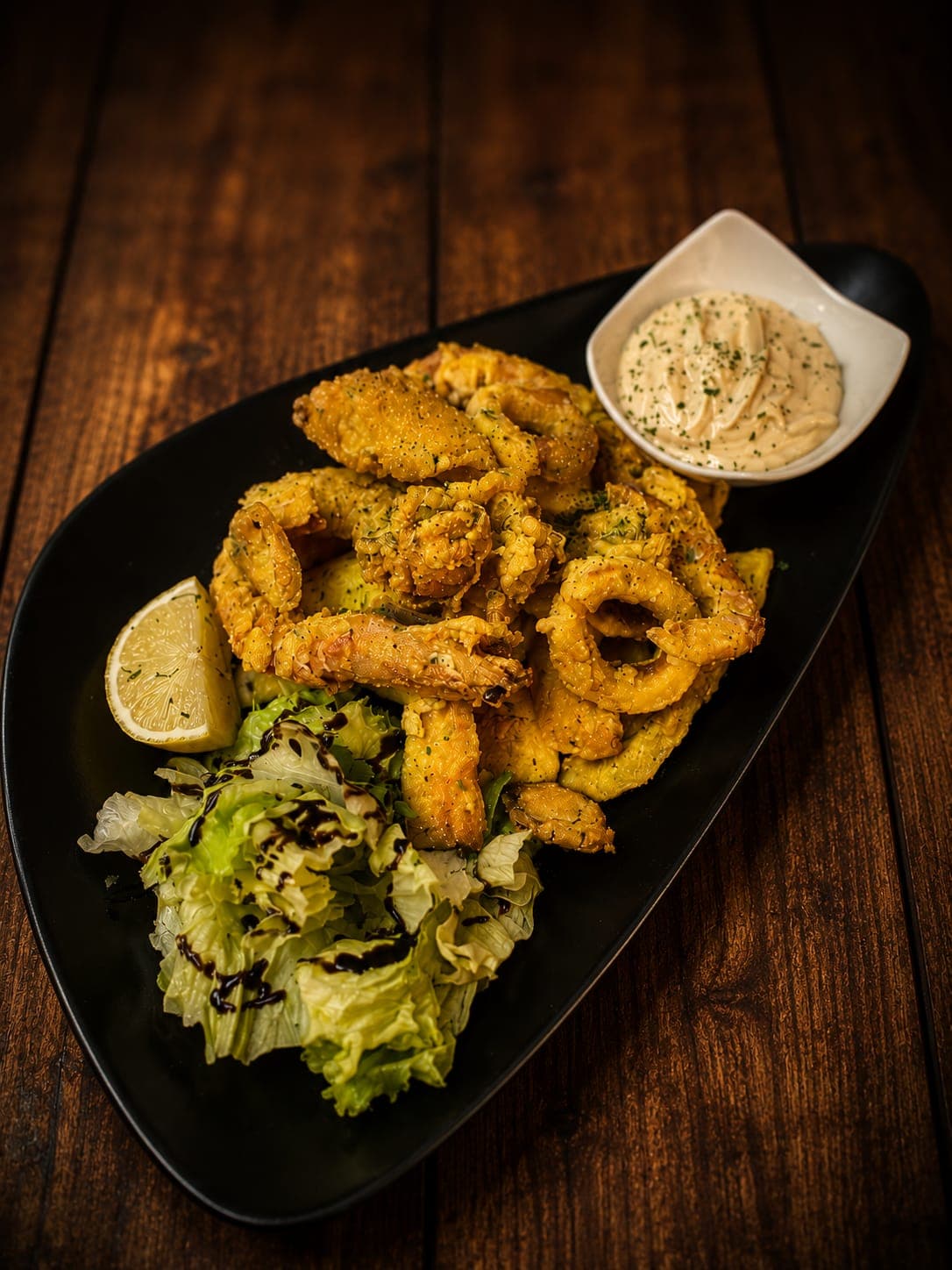 Calamari fritti con salsa e insalata