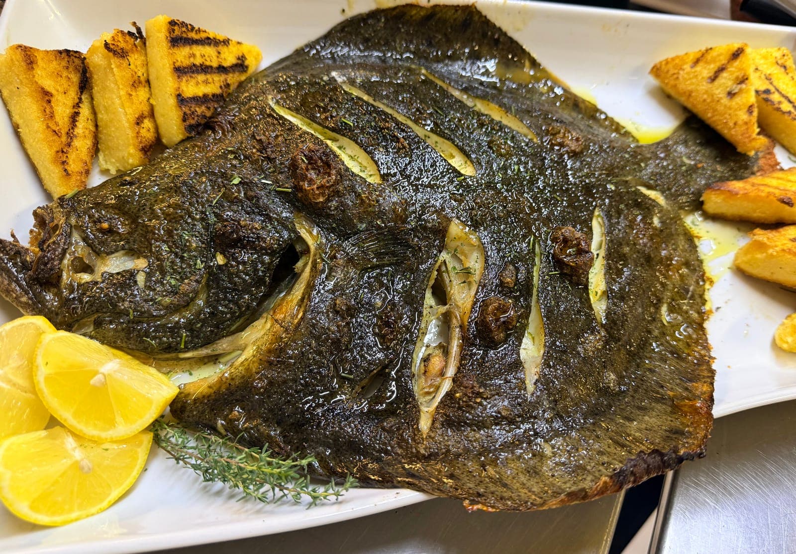 Rombo alla griglia con limone e polenta fritta