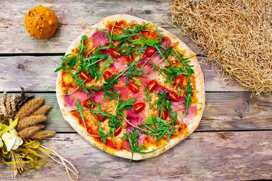 Pizza Crudo con rucola e pomodorini