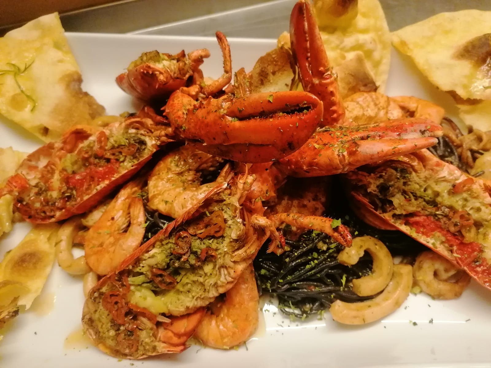 Piatto di frutti di mare con astice e gamberi