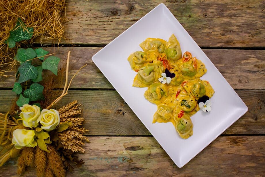 Ravioli con ricotta, spinaci e pomodori freschi