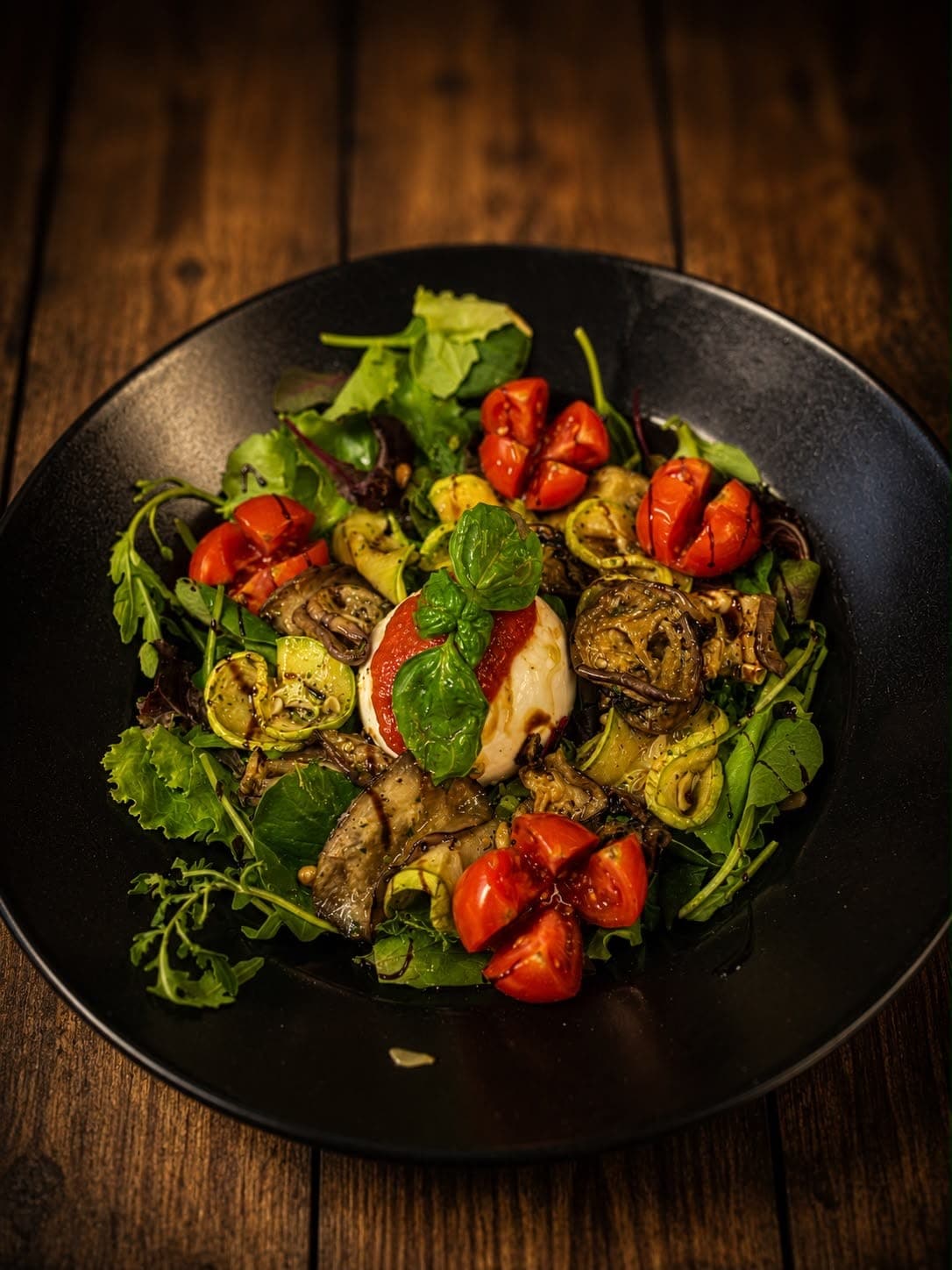 Insalata caprese con verdure grigliate