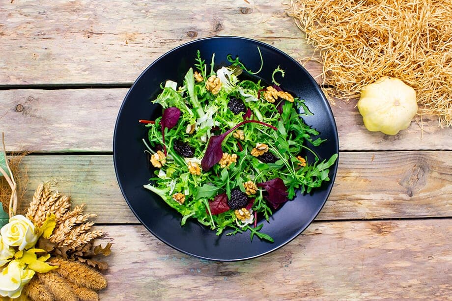 Insalata vegana con noci e prugne secche
