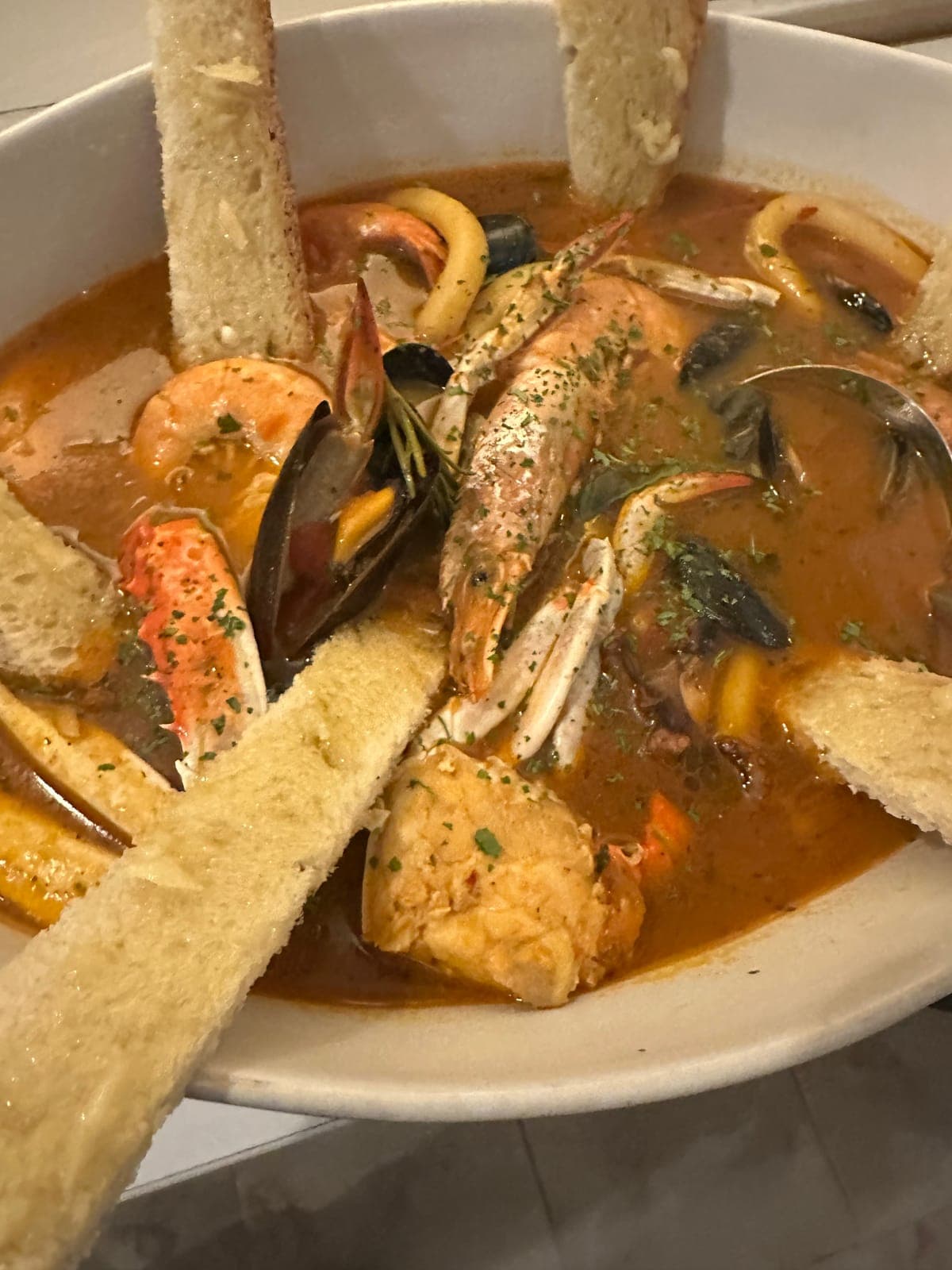 Zuppa di pesce e frutti di mare con crostini