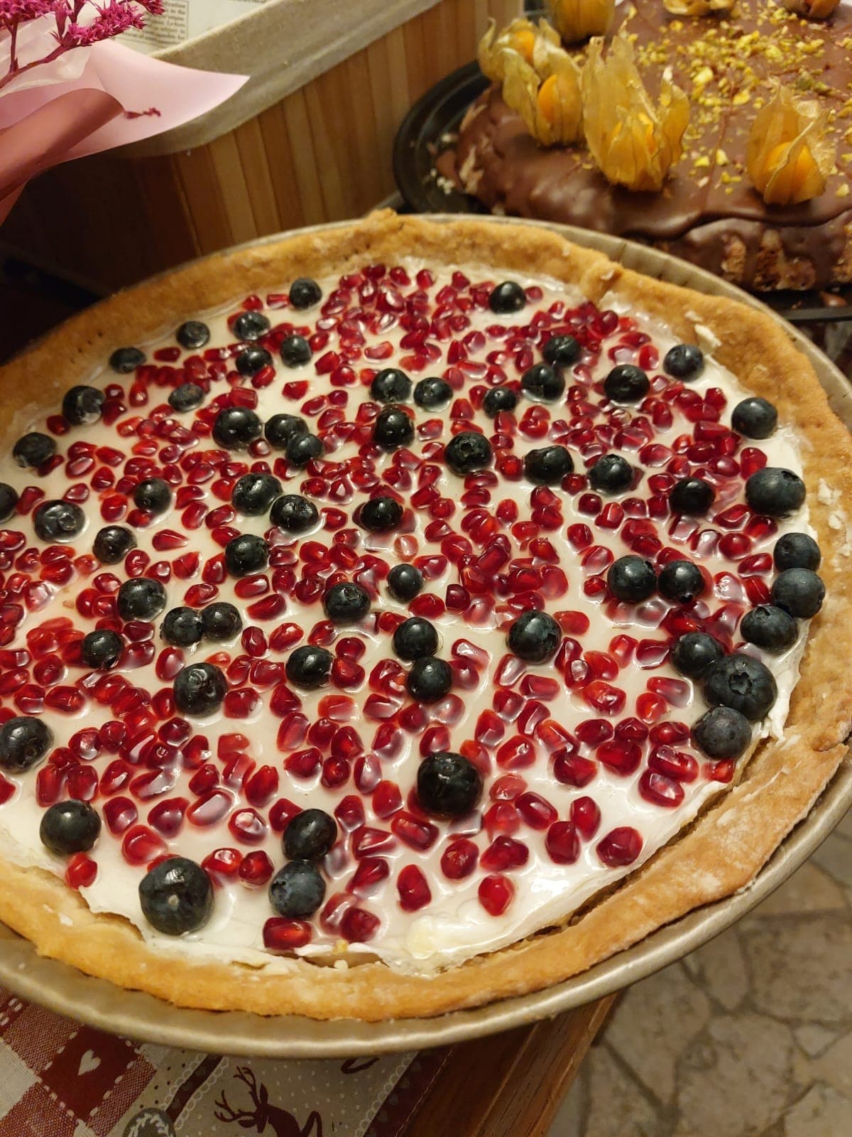 Crostata con crema, melograno e mirtilli