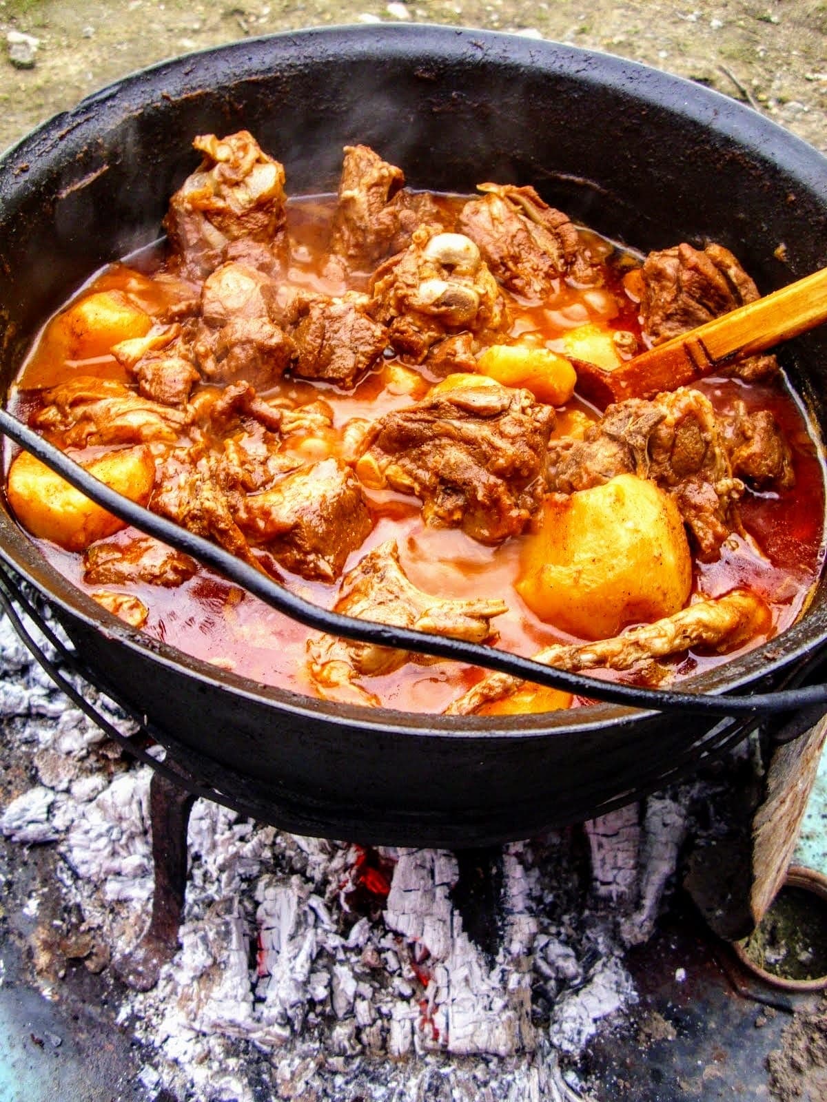 Spezzatino di carne cotto nel paiolo sulla brace