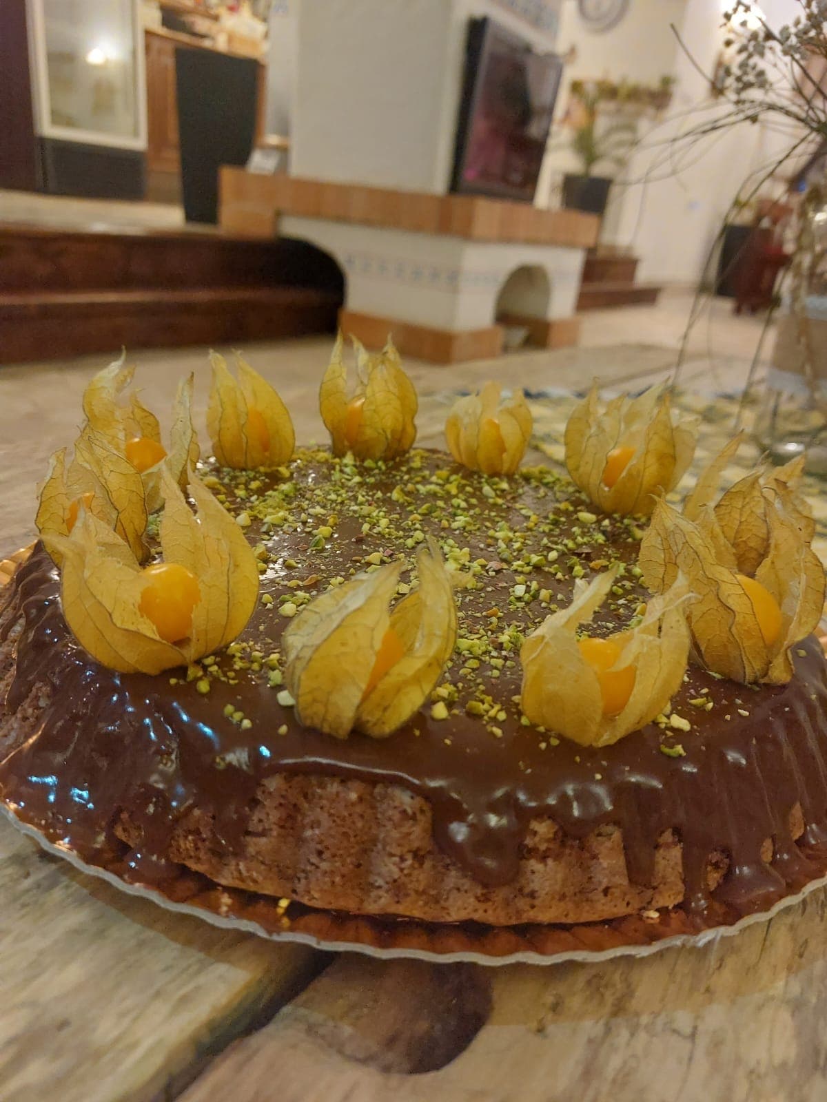 Torta al cioccolato con pistacchio e physalis