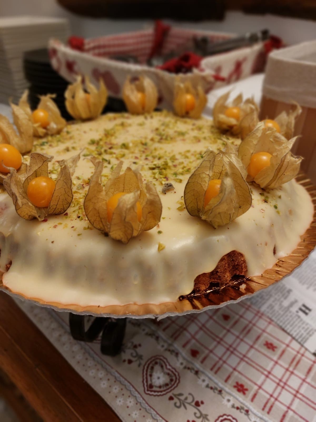 Torta con crema bianca, pistacchio e physalis